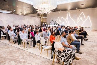 Comunitatea de antreprenori din Ploiești reunită în Salonul Luna de la Lacul Verde Resort, la ediția a 5-a Wake up, Ploiești!
