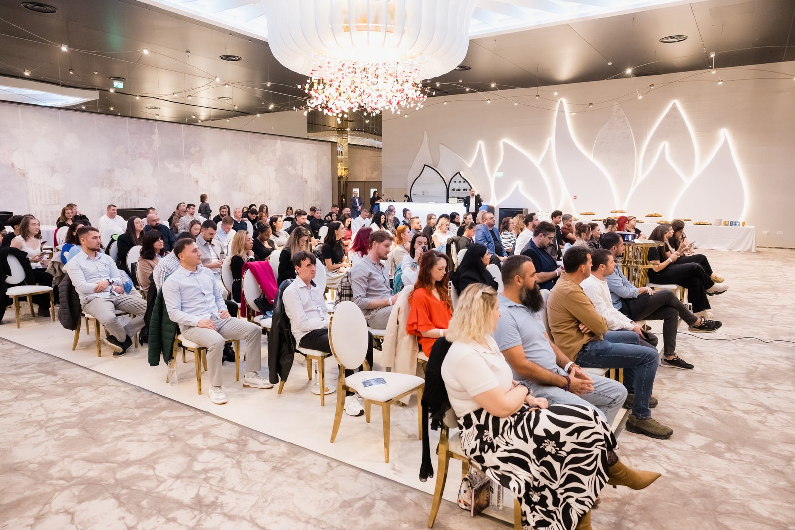 Comunitatea de antreprenori din Ploiești reunită în Salonul Luna de la Lacul Verde Resort, la ediția a 5-a Wake up, Ploiești!