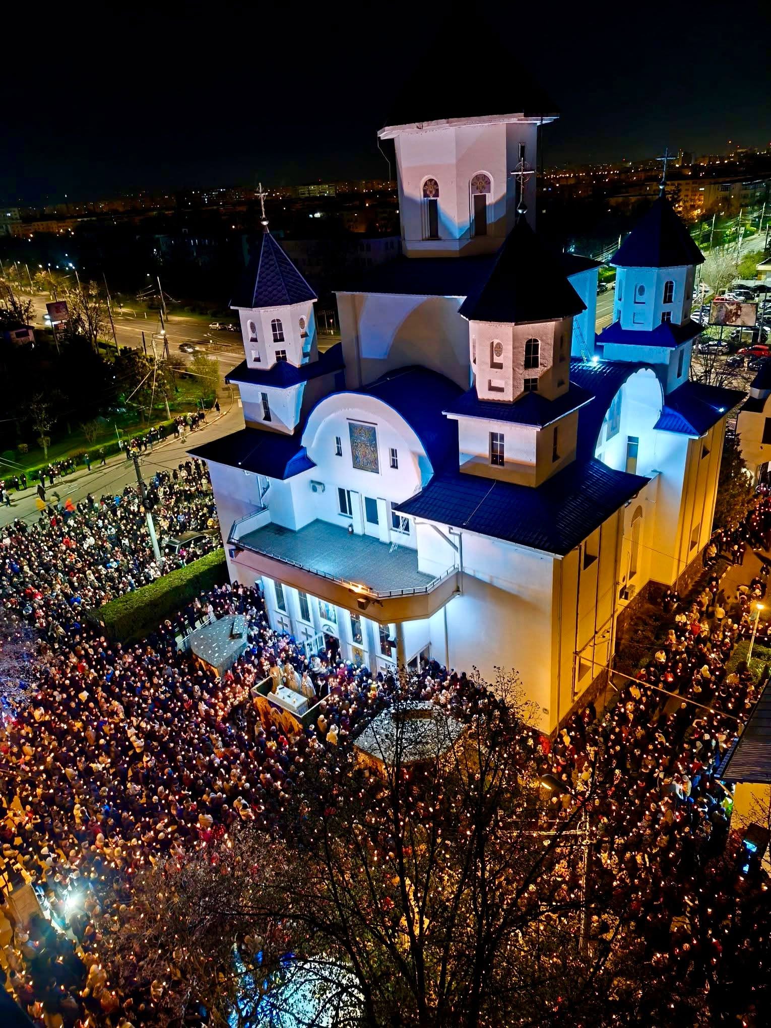 Despre credință, altfel - Dincolo de biserica albastră din fotografii: părintele Marian Băzăvan și misiunea de a aduce oamenii mai aproape de Dumnezeu 1