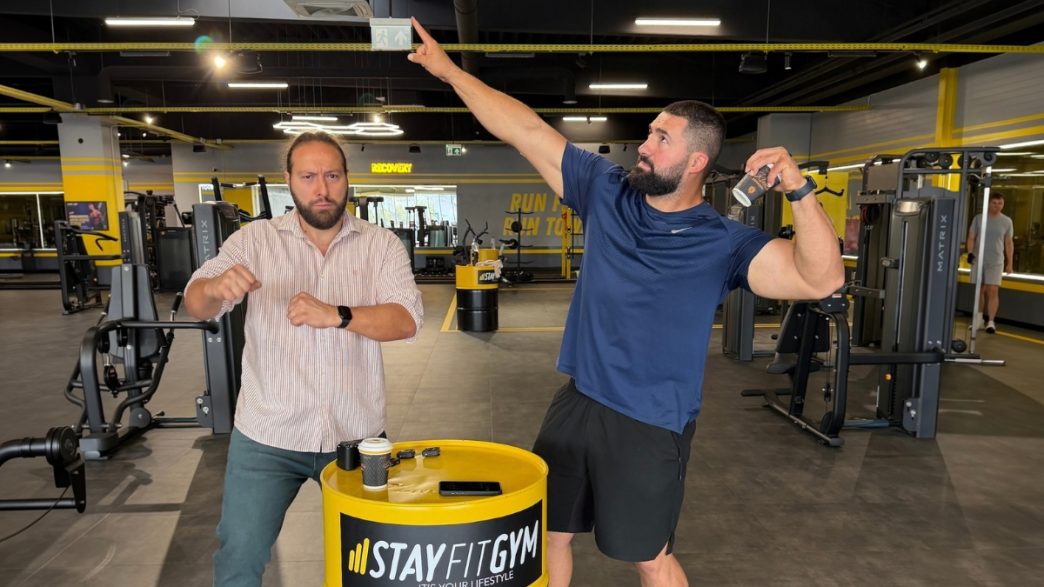 Cum scapi de burtică după 30 de ani? Adrian Jilescu, instructor de fitness din Ploiești, explică ce funcționează 2 Adrian Jilescu și John Cristea la Stay Fit Gym Ploiești Vest.