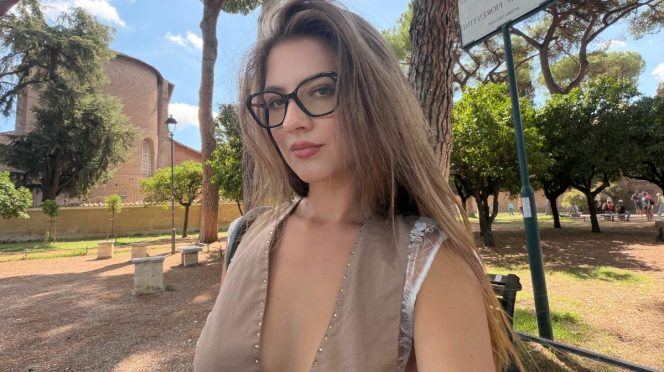 Andreea Cristea pe TikTok, creatoare de conținut din Ploiești, fotografiată la Roma.