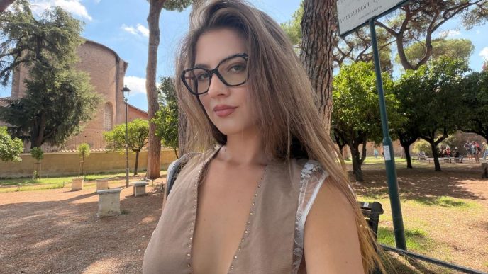Andreea Cristea pe TikTok, creatoare de conținut din Ploiești, fotografiată la Roma.